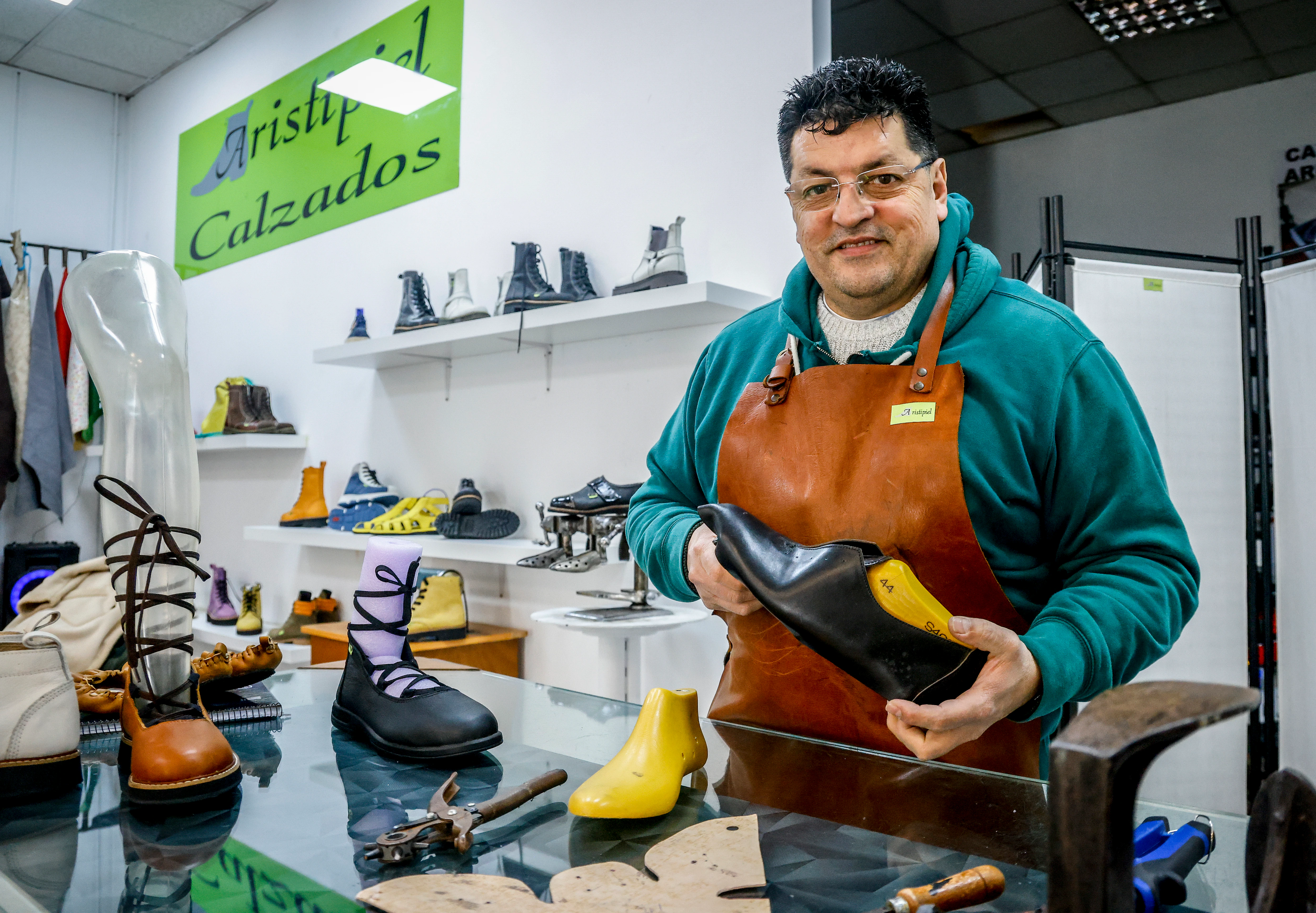 El zapatero que hace botas a medida y a todo color en Vitoria El